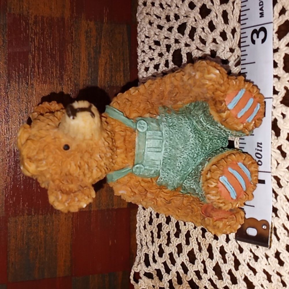 "1990" RESIN TEXTURED TEDDY BEAR WITH GREEN OVERALLS(CH/TP) - Picture 10 of 14